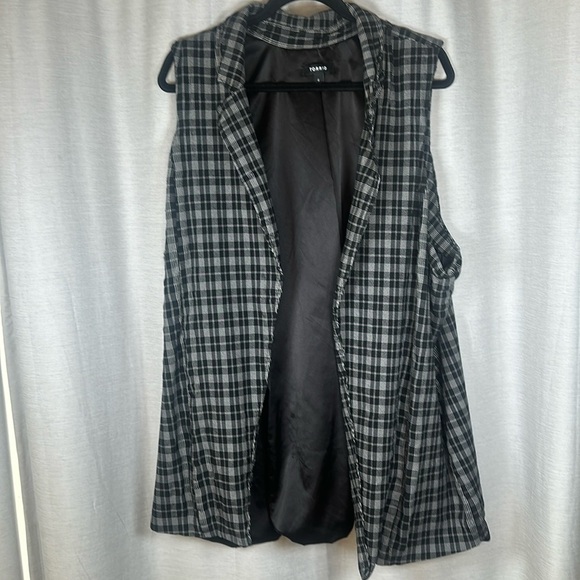 TORRID VEST SIZE(4) - Picture 1 of 6
